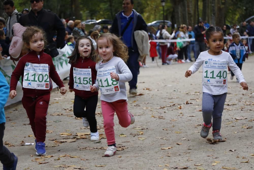 Más de 1.100 jóvenes atletas desafían a las bajas temperaturas para participar en la tradicional carrera de cross escolar.