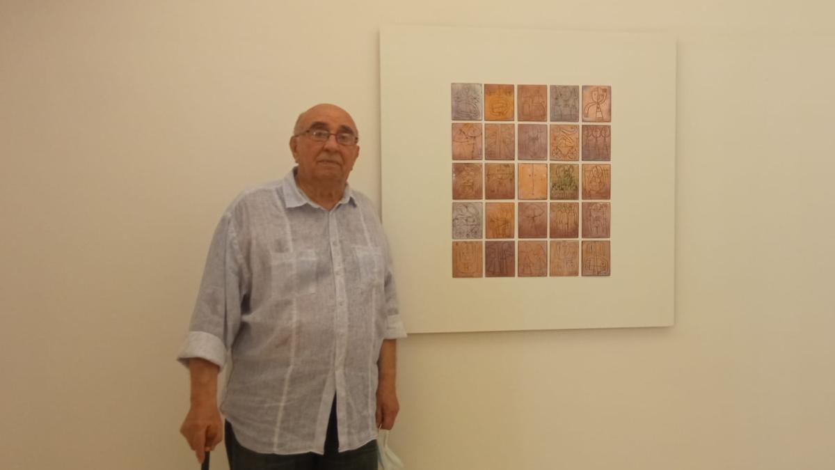 Ewald Serra junto a uno de sus esmaltes