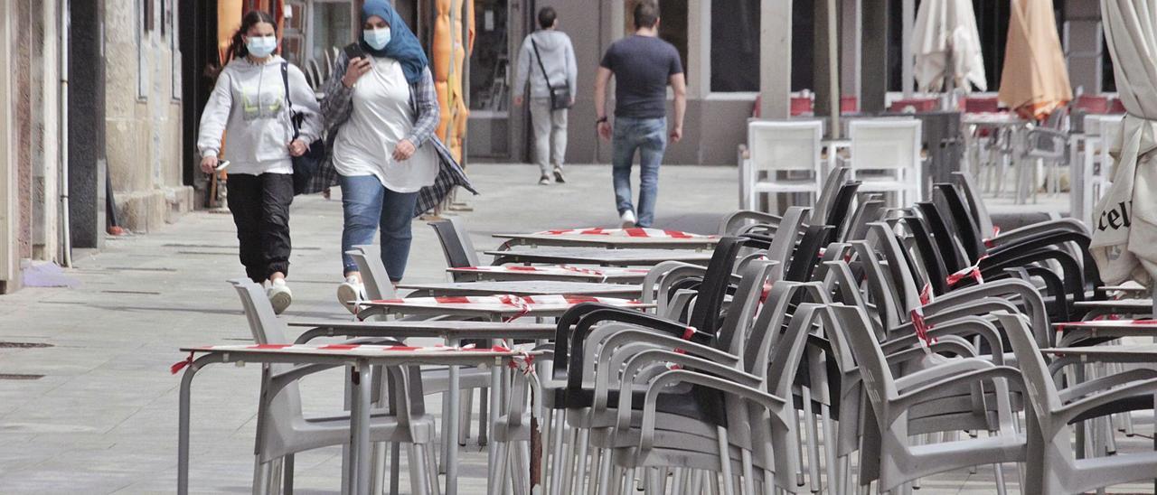 Una céntrica terraza de Cangas en donde la hostelería vuelve a tener un aforo del 50% en el exterior y del 30% en el interior .   | // SANTOS ÁLVAREZ