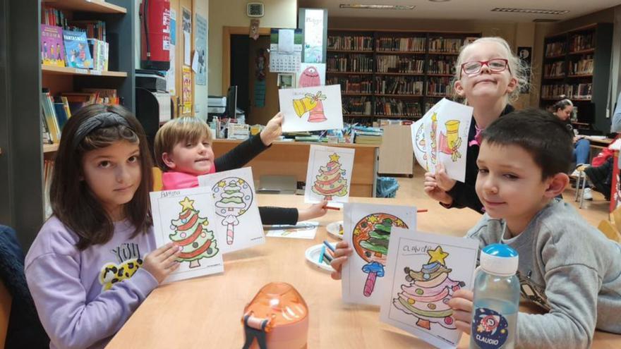 Los más pequeños crearon sus adornos navideños en la biblioteca. |