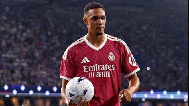 Carragher traería de vuelta a Alexander-Arnold al Liverpool: "Cometió un gran error yéndose al Madrid"