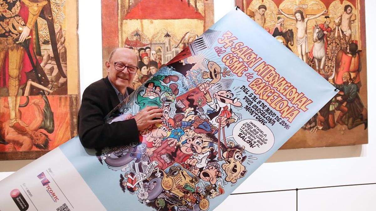 Francisco Ibáñez, con el cartel del Salón del Cómic 2016, obra suya, durante la presentación en el MNAC.