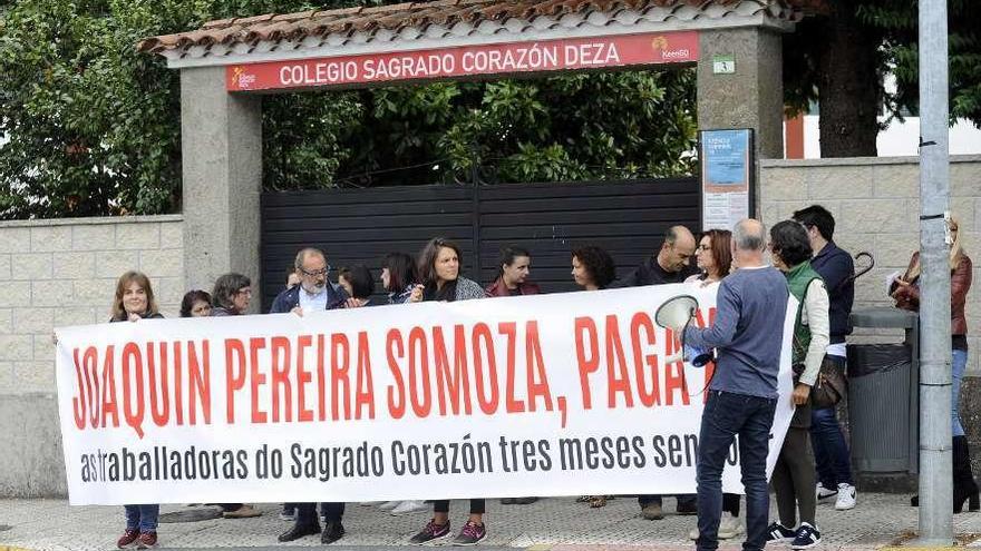 Personal del centro sostiene una pancarta en la que reclama el pago de nóminas. // Bernabé/Javier Lalín