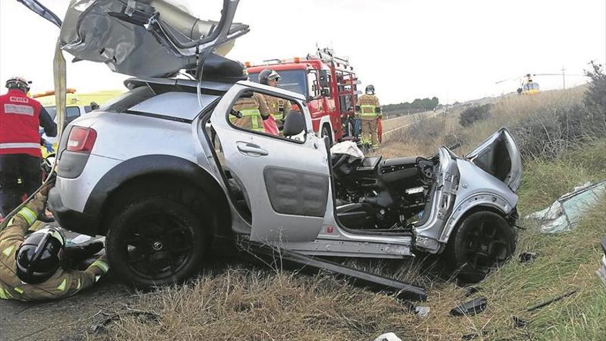 Un muerto y un herido al chocar un coche y un camión en una recta