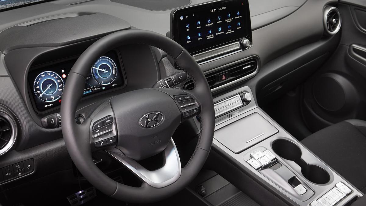 Una nueva instrumentación digital y una pantalla multimedia de 10,25 pulgadas preside el puesto de mando del Hyundai Kona EV.