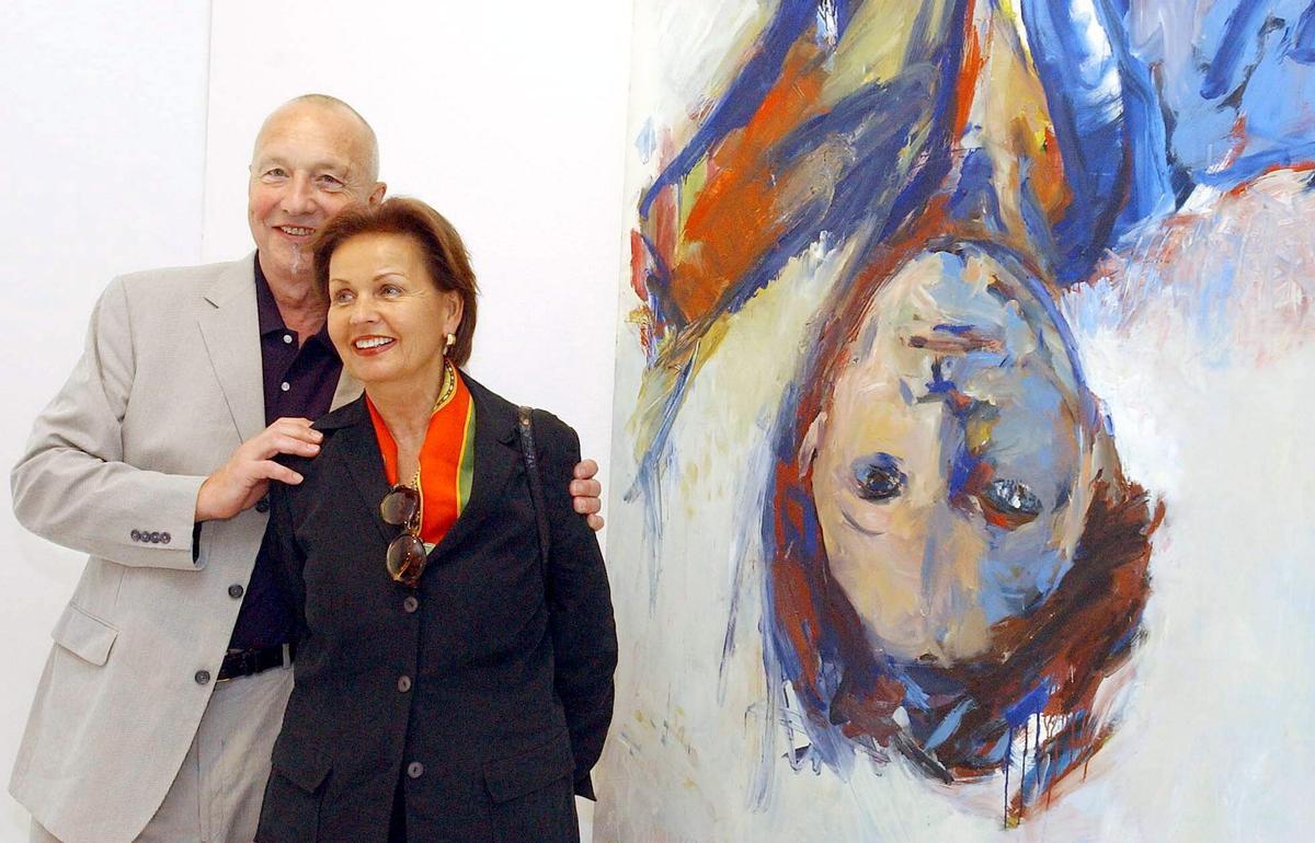 El pintor alemán Georg Baselitz, artista que inició en Europa el Neoexpresionismo, y su esposa junto a un retrato que hizo de ésta en 1975 titulado "Elke 1 derneburg", que se incluye en la exposición "Baselitz en la colección Hess" que se muestra en el Centro Atlántico de Arte Moderno de Las Palmas de Gran Canaria.