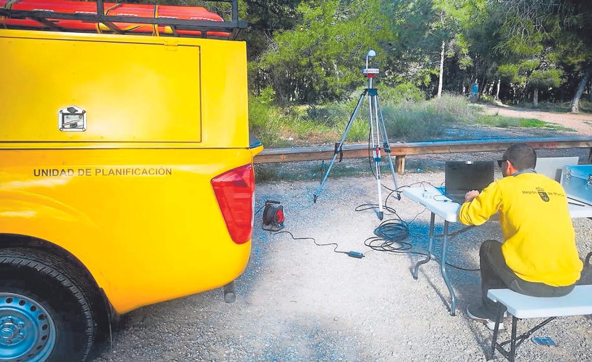 Un operador trabaja con una de las unidades portátiles de predicción de tormentas.