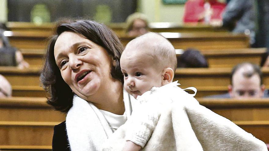 Carolina Bescansa, con su hijo Diego en brazos, el día en que tomó posesión de su escaño en el Congreso. // Efe