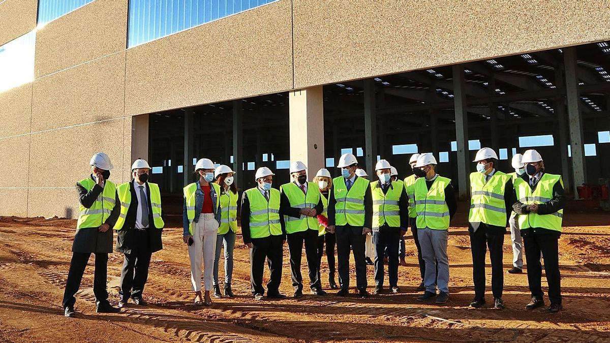 El presidente de la Junta de Castilla y León, Alfonso Fernández Mañueco, junto a su equipo, visita la planta de LatemAluminium en la localidad zamorana de Villabrázaro.