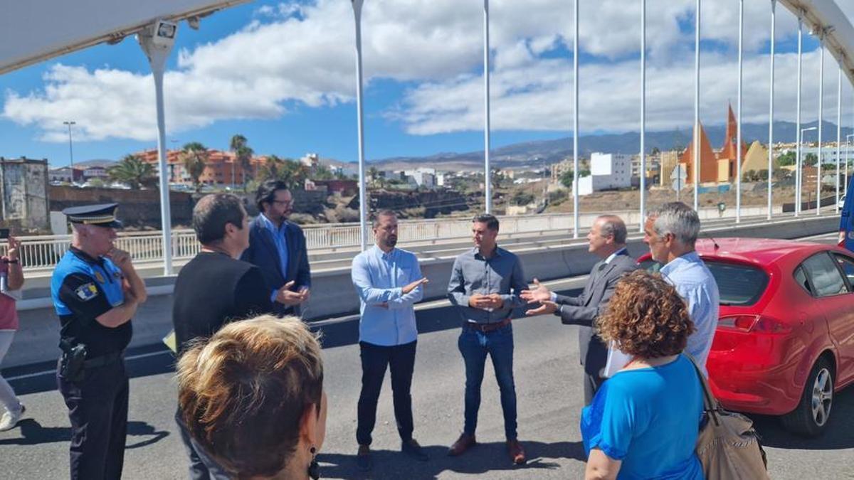 Imagen de archivo de la visita de los responsables del Cabildo y el Ayuntamiento, en septiembre, al viaducto de San José de Las Longueras