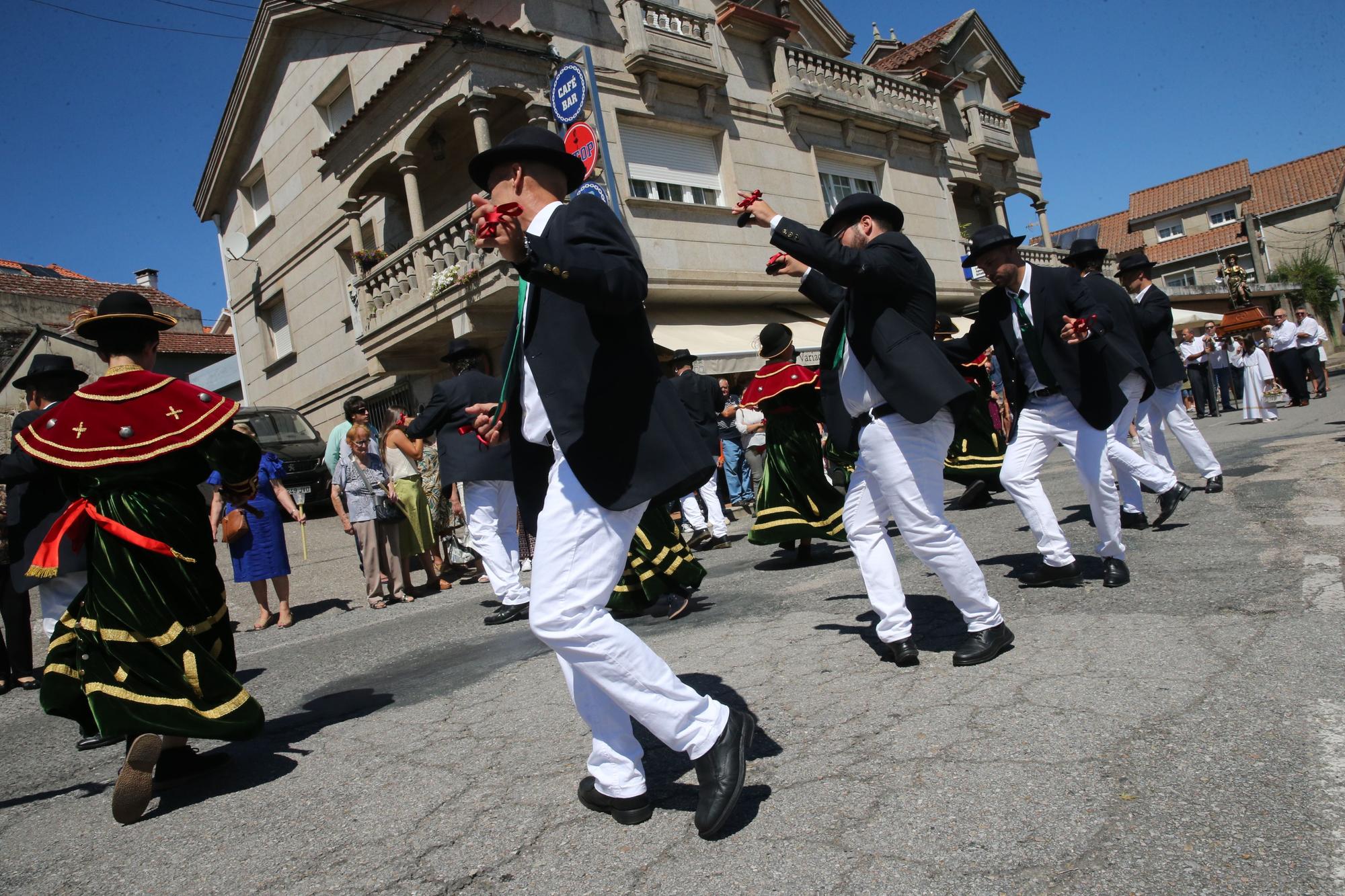 La procesión y la danza de San Roque de O Hío en imágenes (I)