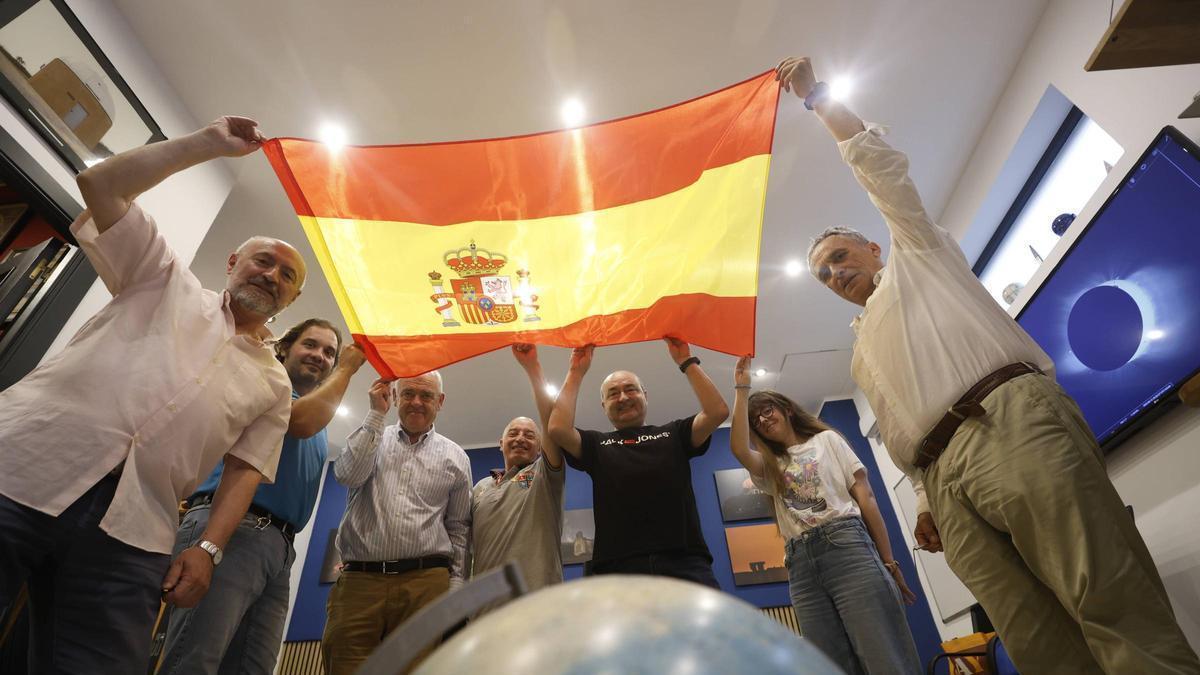 Por la izquierda, Santiago Izquierdo, Alejandro Suárez, Santiago Gángara, Juan Collada, José Manuel Ruiz, Natalia Villanueva e Isaías Gonzalo, miembros de la Agrupación Astronómica Omega, ayer, en su sede de Gijón. | LUISMA MURIAS