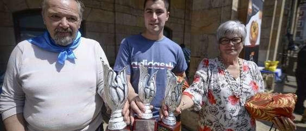 Tino Lorenzo, Pablo Cueto y Manuela Moñino, ganadores del concurso de fabada de las Amas de Casa de Llaranes.