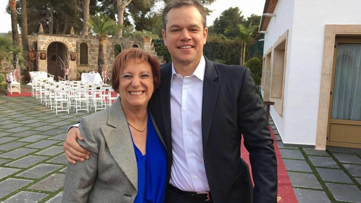 Matt Damon, con la concejala de Jávea Pilar Zamora, que ha casado al cuñado de la mujer del actor.