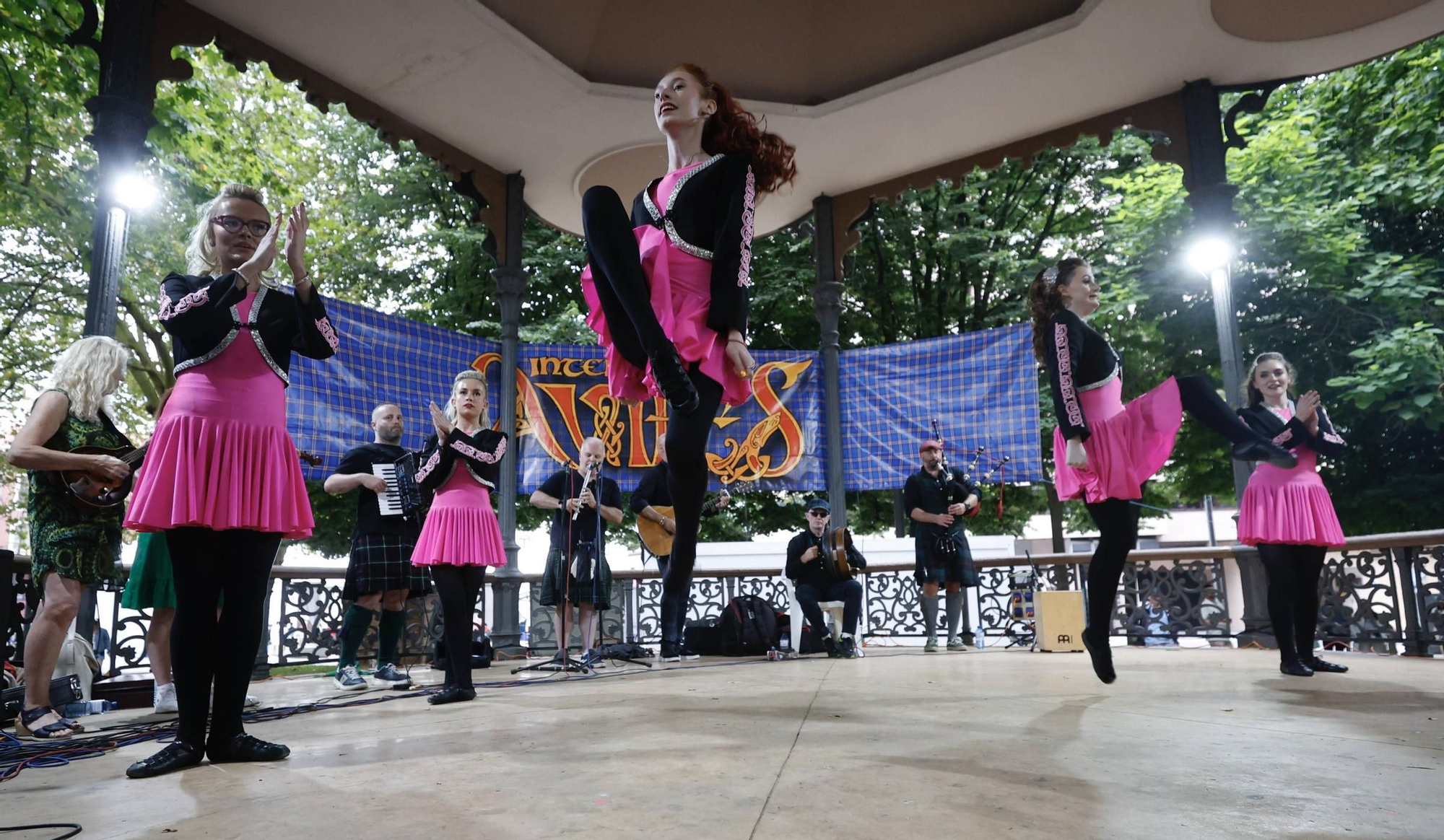 Así fue la colorida actuación del grupo norirlandés "Keltic Flair" en el festival Intercélticu de Avilés