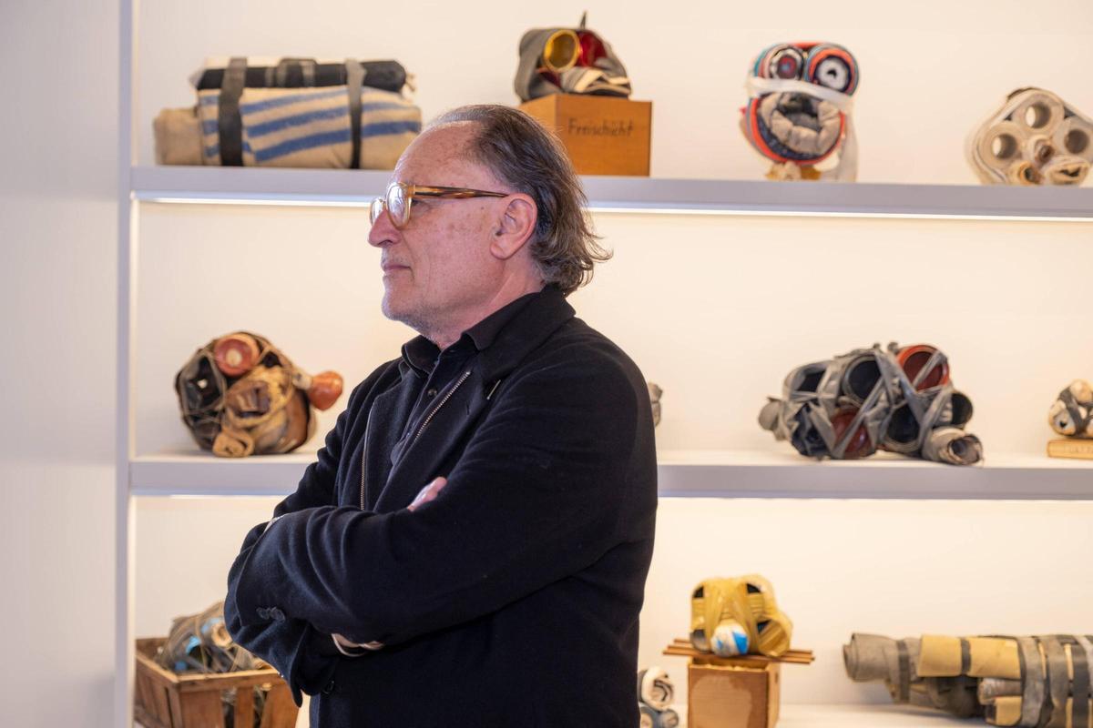 El artista Rafa Forteza con las esculturas en las que envuelve objetos