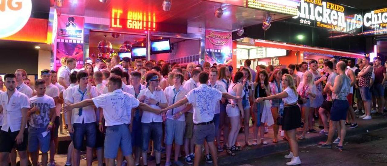 Una escena de la noche de la calle Punta Ballena, situada en Magaluf, de la pasada temporada.