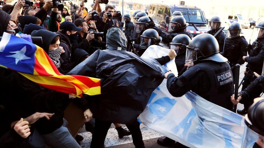 Noves càrregues policials contra els CDR per intentar boicotejar una protesta de Jusapol