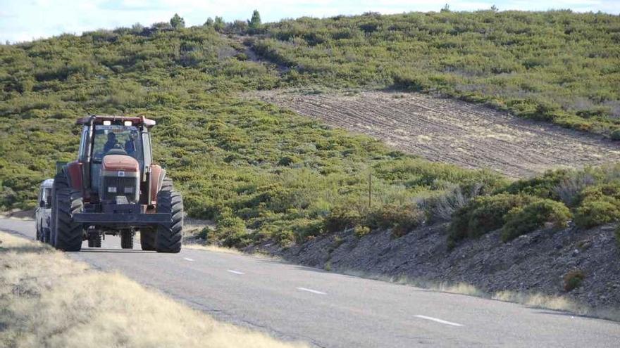 Un tractor circula por la carretera de Rihonor.