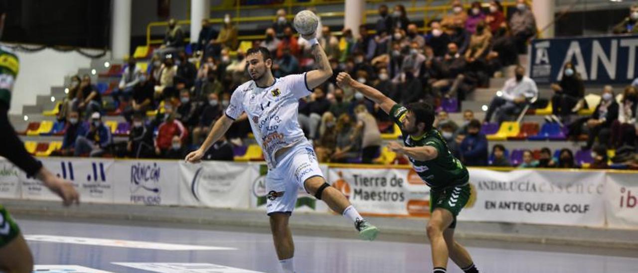 Martín Gayo durante una acción del encuentro del sábado ante el Antequera. |  // ALBERTI ESPARRAGA