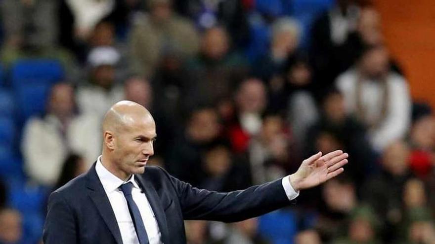 Zidane hace una indicación desde la banda.