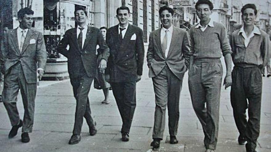 El autor, primero por la izquierda, con un grupo de amigos de paseo por los Cantones.