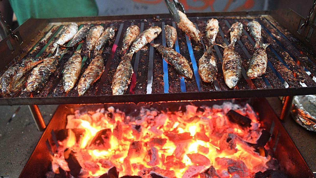 Sardinas en una parrilla, en una celebración de San Juan.