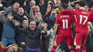 Los hinchas gritan alborozados el gol de Salah, a pase de Jones, que permitió al Liverpool batir al Brighton.