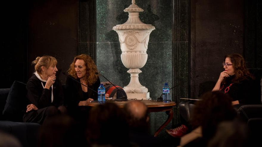 Blanca Portillo y Carme Portaceli responden a las preguntas de la actriz Cristina García, ayer en el Teatre Principal.