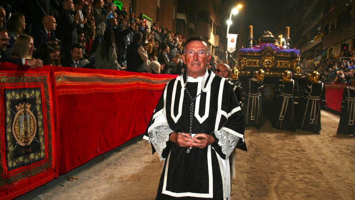 Andrés Meca Soto, portando la naveta que guarda el incienso de los pequeños braseros suspendidos por cadenas donde se quema, en el cortejo del Cristo de la Buena Muerte, el Viernes Santo.