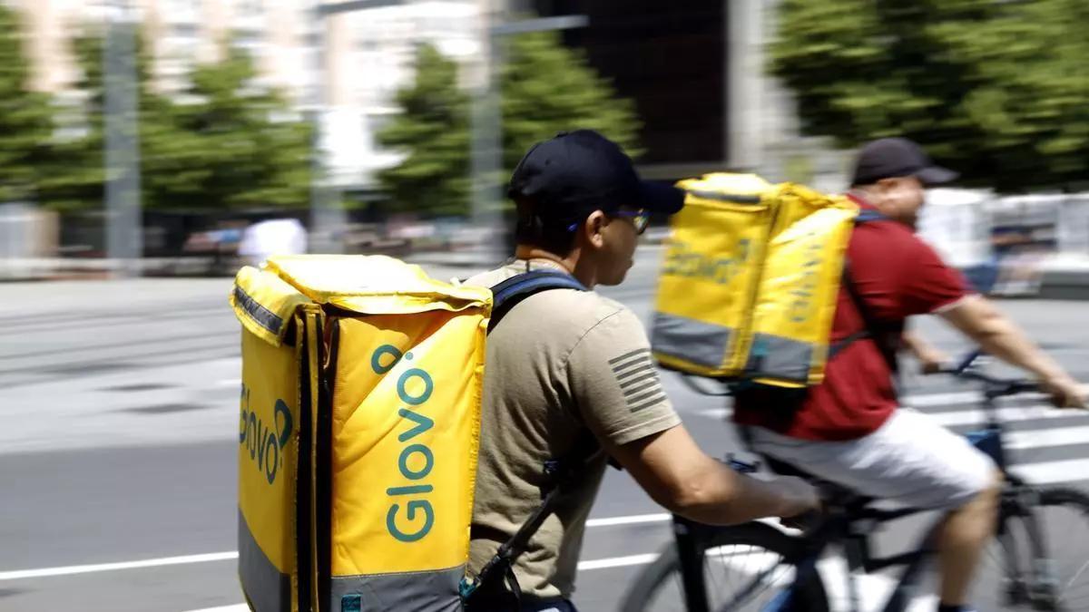 Dos repartidores de Glovo por las calles de Zaragoza.