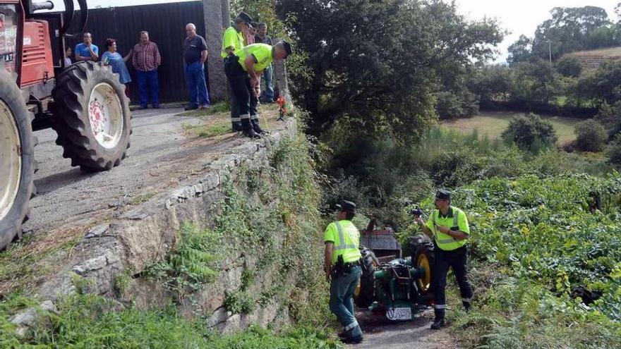 Guardias civiles miden la altura desde la que cayó el tractor.