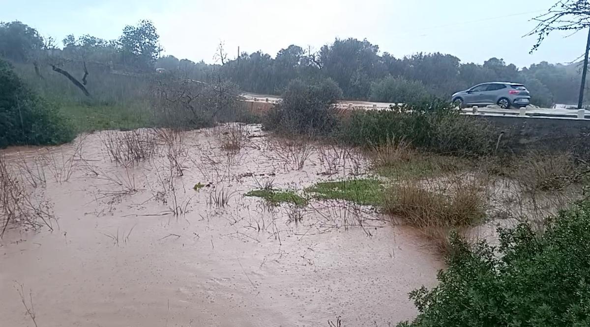 FOTOS | La intensa lluvia provoca el cierre de un tramo de la carretera de Cala Murada a Porto Cristo FOTOS | La intensa lluvia provoca el cierre de un tramo de la carretera de Cala Murada a Porto Cristo