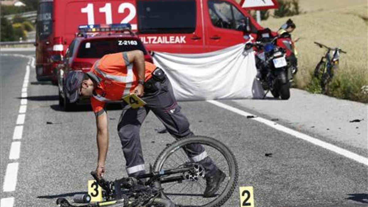 Un ciclista ha muerto hoy tras ser atropellado por un vehículo en el término municipal navarro de Erice de Iza.