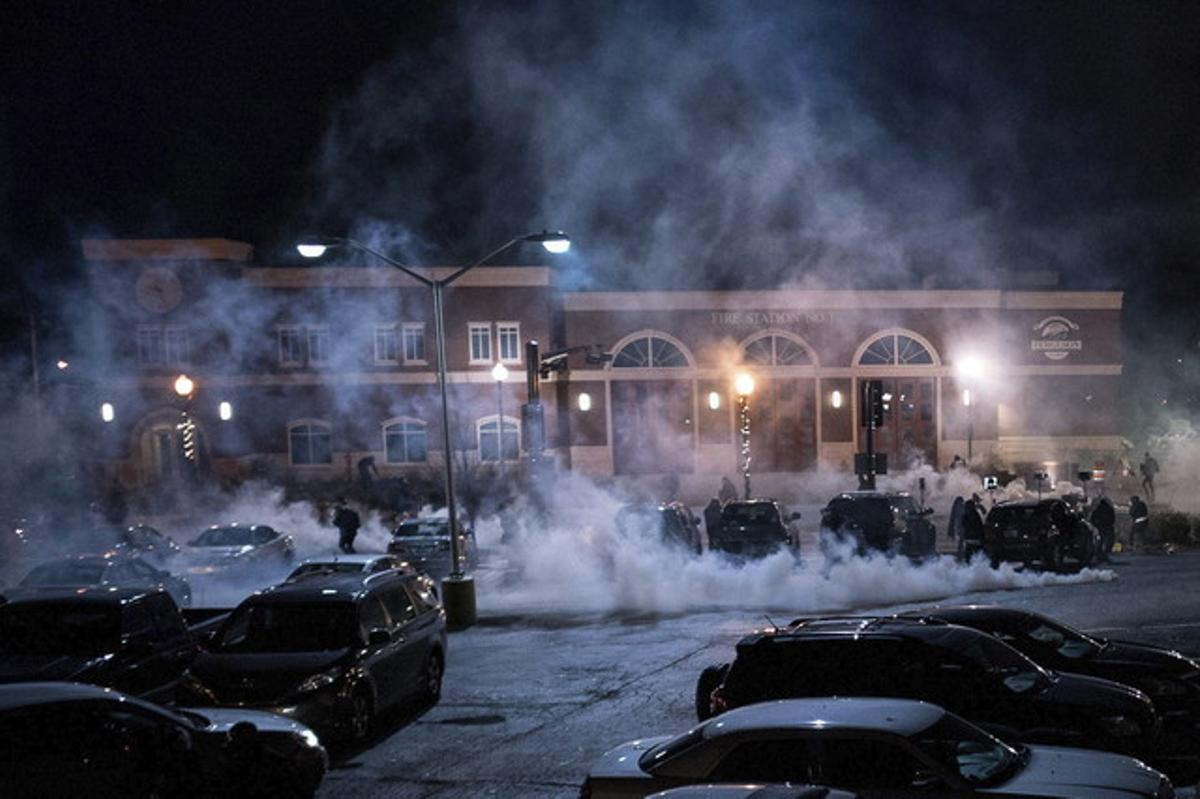 Manifestantes y policías se enfrentan durante unos disturbios tras conocer el fallo de un gran jurado que ha decidido no imputar al policía Darren Wilson por la muerte del joven Michael Brown.