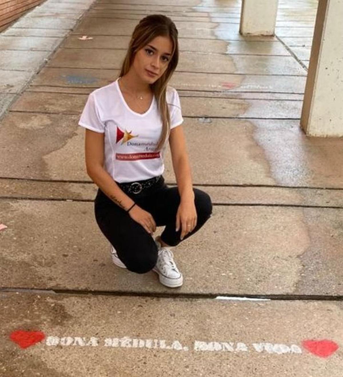 Lorena Jiménez posa con el lema de la asociación Dona Médula Aragón