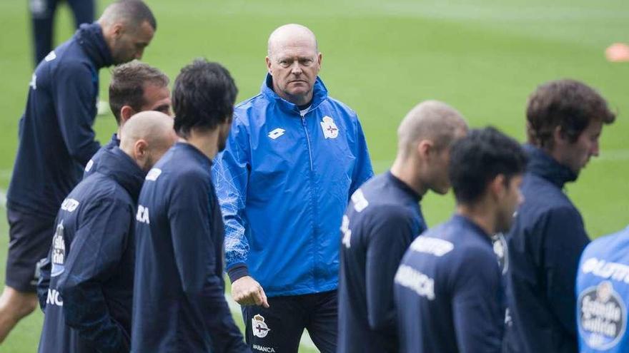 Pepe Mel observa a los jugadores durante una sesión de entrenamiento.