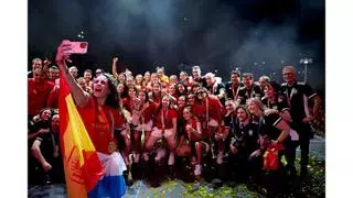 Las campeonas del mundo celebran el título con su afición: Rubiales en primer plano y cariño para Olga Carmona