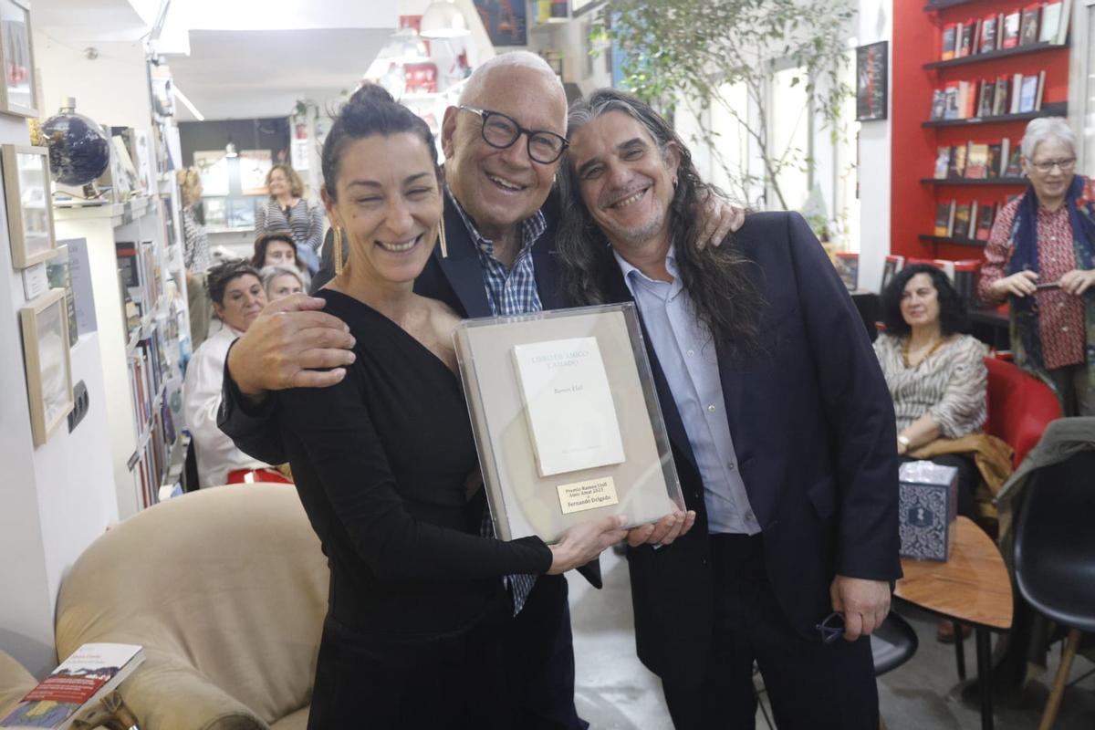 Fernando Delgado recibe el Premio Amic Amat en la Librería Ramon Llull