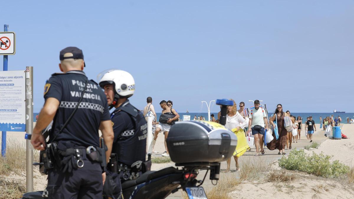 Bañistas desalojados de la playa del Saler