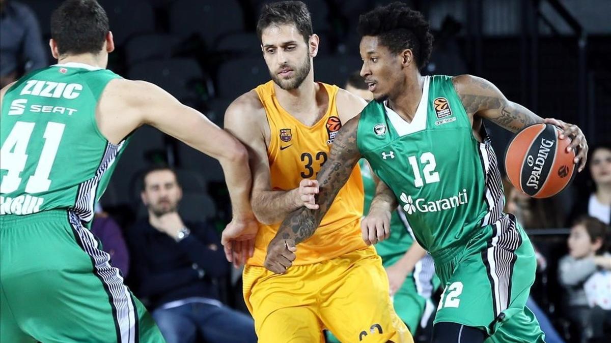 Clyburn bota el balón, defendido por el azulgrana Perperoglou