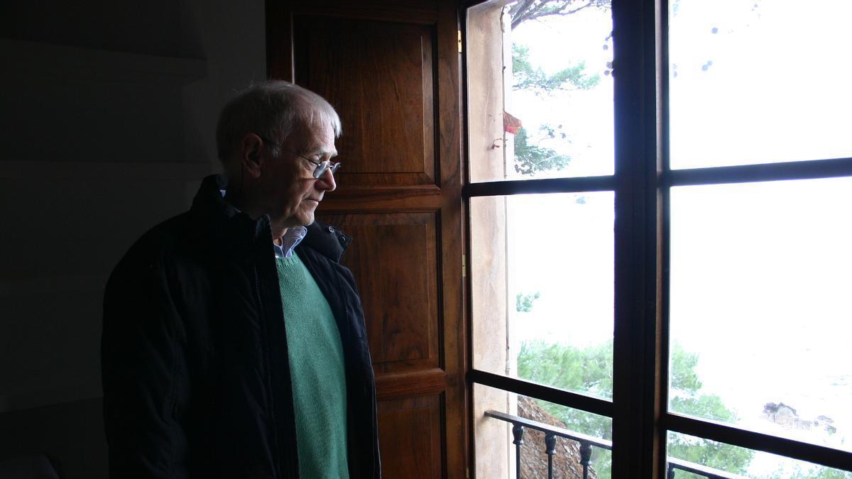 Ball en su última visita a la propiedad demolida de Llucalcari.