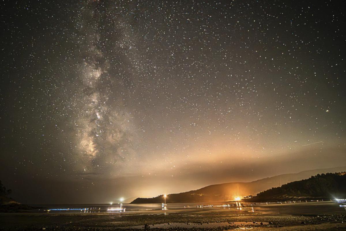 Arriba, Xosé Regueira; no medio, a eclipse parcial do pasado marzo; e abaixo, a Vía Láctea vista dende a praia de Estorde.  | Corvus Maris / Antón Pazos / Begoña Estévez