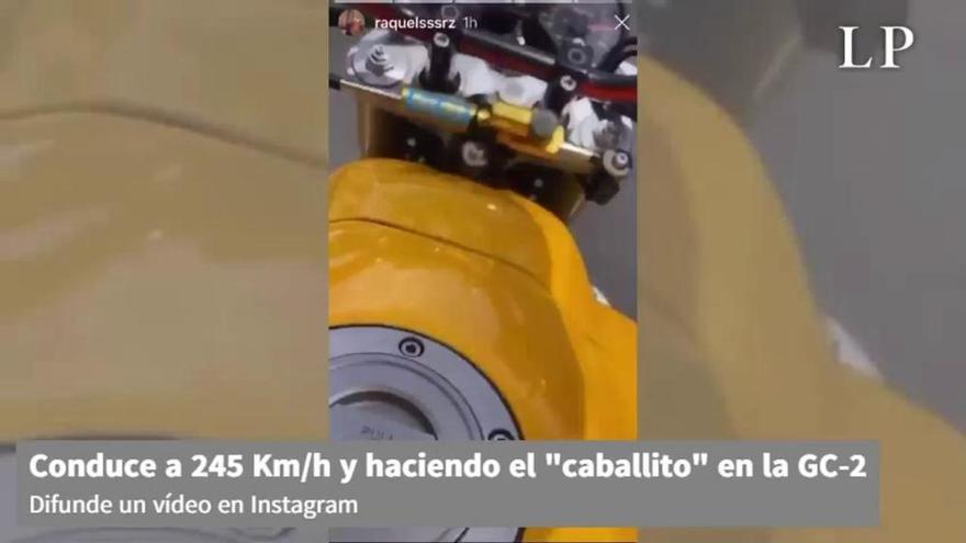 "Hace el caballito" a 245 kilómetros por hora y lo publica en Instagram