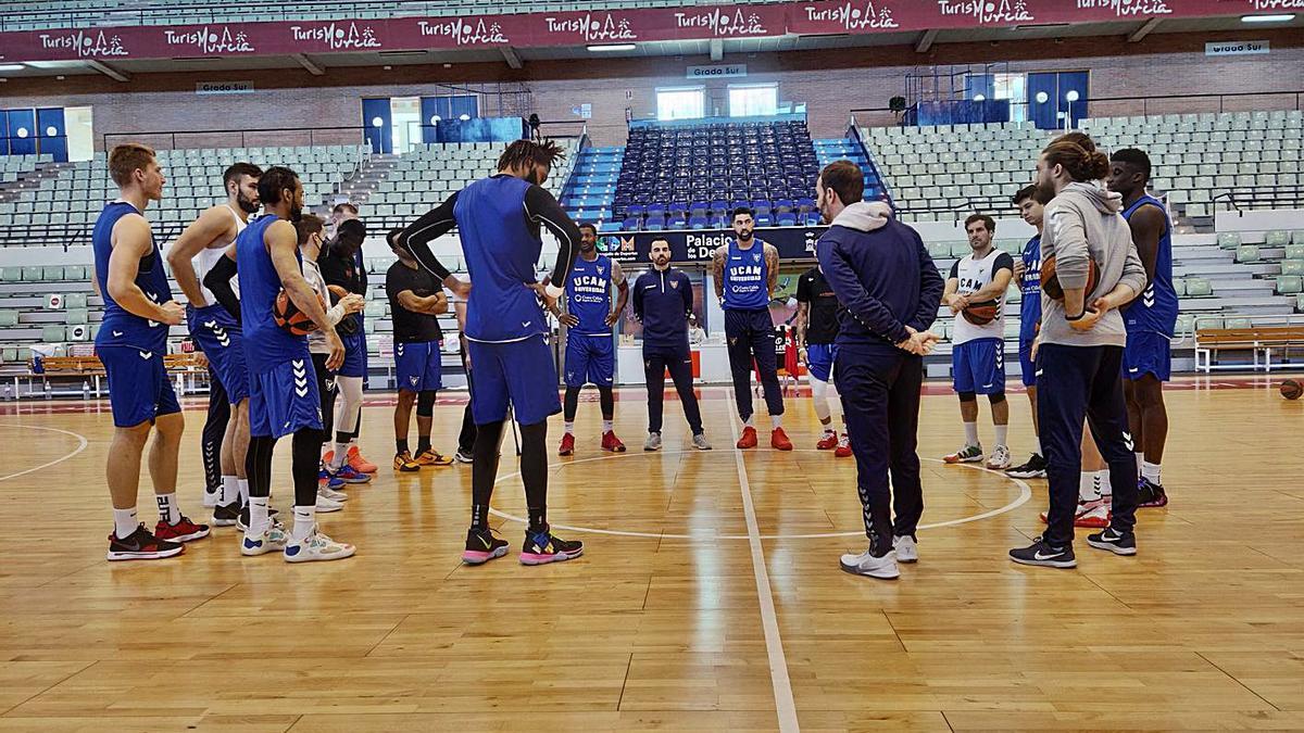 La plantilla del UCAM Murcia CB durante un entrenamiento en el Palacio este año.  | PRENSA UCAM CB