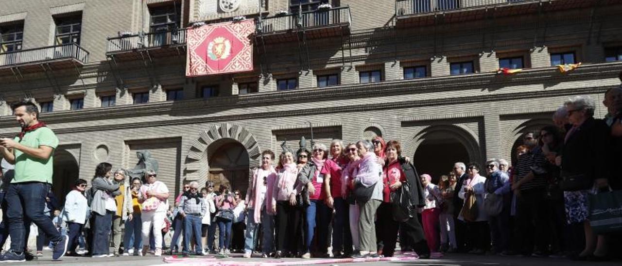 Imagen de archivo de un acto de la Asociación Aragonesa de Cáncer de Mama, que verá recortada su subvención.