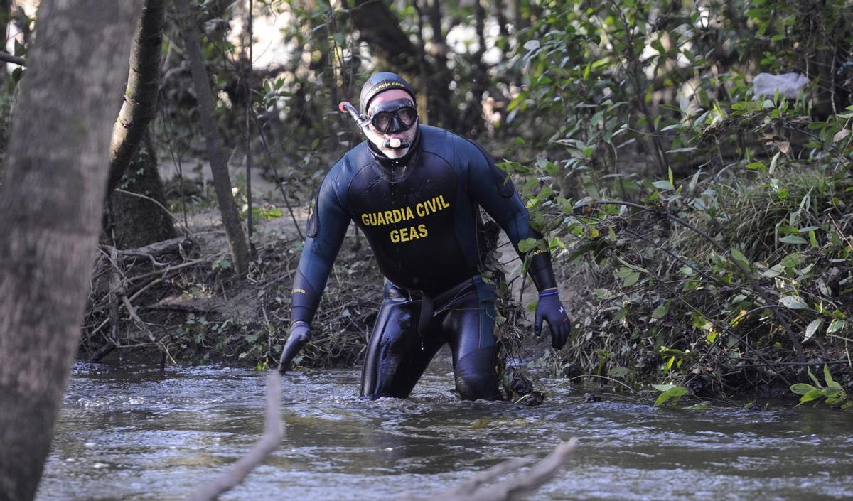 Un buzo metido en el río (arriba). Operativos en la playa de A Praíña (izquierda). | FOTOS: BERNABÉ/JAVIER LALÍN