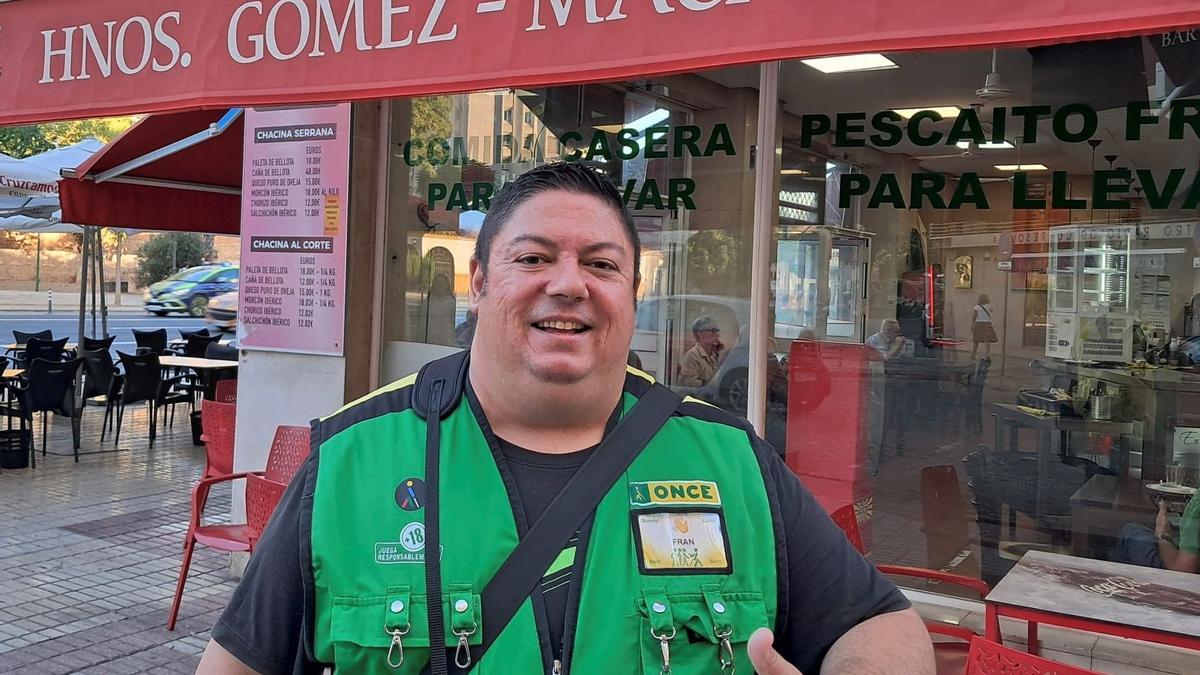 Fran Lunar, vendedor de la Once en el barrio de La Macarena.