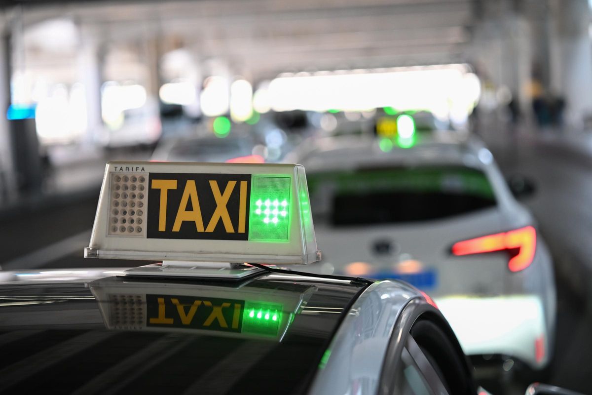 Taxis en el aeropuerto y el distintito exterior que Servitaxi denuncia que sabotean