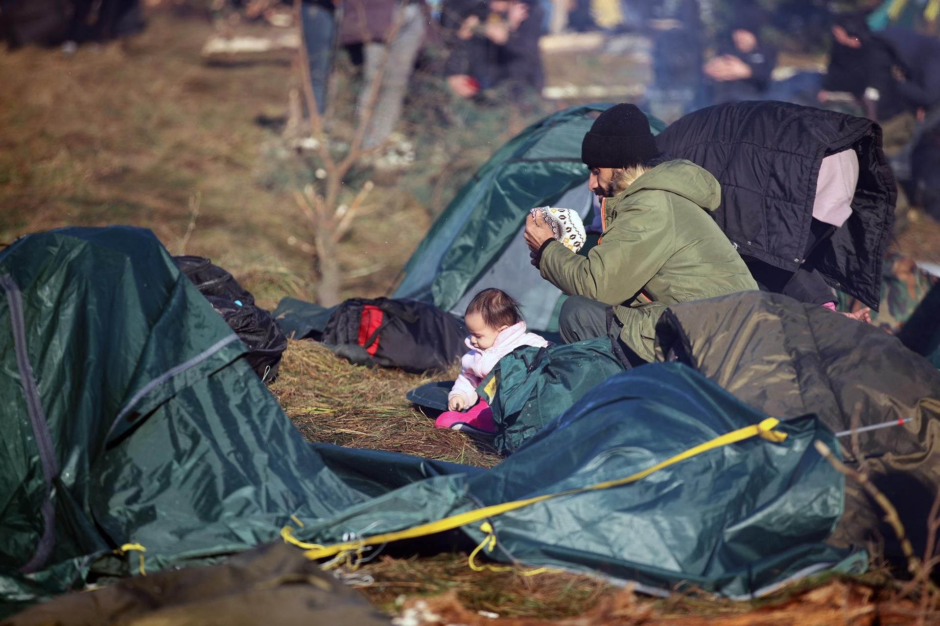 Un padre y su hija, en la frontera de Polonia y Bielorrusia.